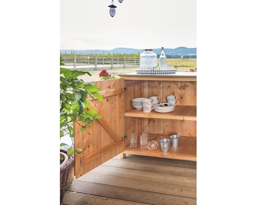 Holzgartenküche mit Geschirr, Gläsern und Dekoration im Freien