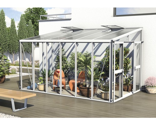 Gewächshaus mit Pflanzen und Sitzgelegenheiten im Garten