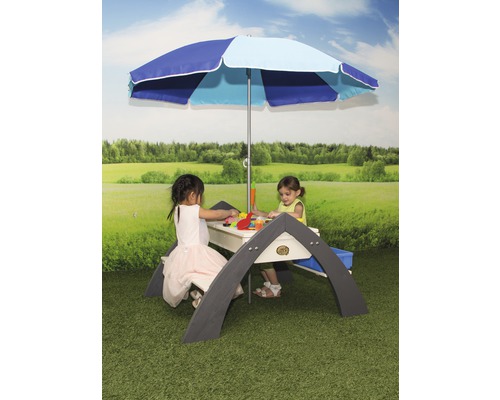 Kindersitzgruppe mit Sonnenschirm im Freien