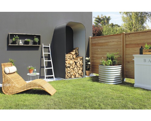 Kaminholzunterstand Vitavia Ardor 858 hoch 99x86x223 cm granit Gartenansicht mit Holzlege, Hochbeet, Leiter und Liege