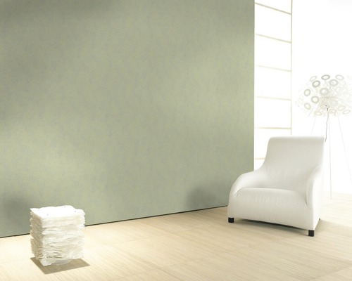 Heller Raum mit Sessel und Dekoration