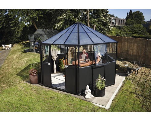 Sechseckiger Pavillon im Garten mit Personen am Tisch