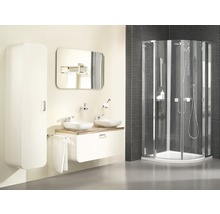 Badezimmer mit Dusche, Waschbecken, Spiegel und Schrank
