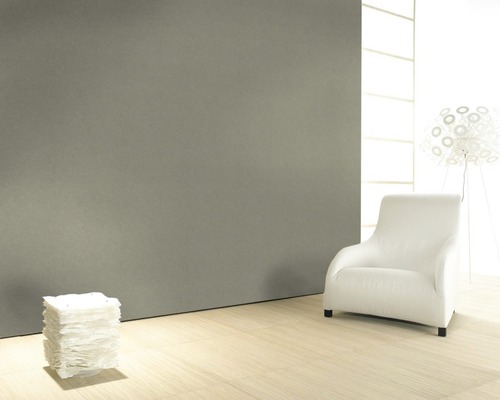 Heller Raum mit Sessel, Lampe und Dekoration