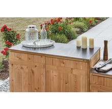 Gartenschrank mit Holzverkleidung und Tischplatte, dekoriert mit Getränkespender, Flasche, Gläsern, Tablett und Kerzen