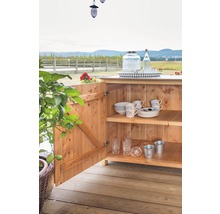 Holzschrank mit Geschirr und Gläsern im Außenbereich.