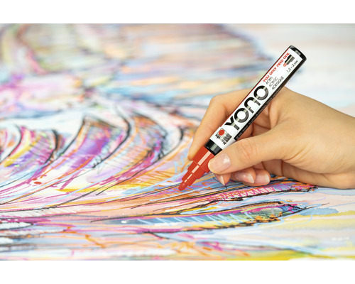 Eine Hand, die mit einem roten Yono Acrylmarker auf Leinwand malt.