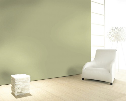 Wohnzimmer mit Sessel, Lampe und Wandgestaltung
