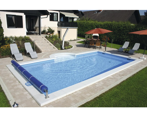 Schwimmbad im Garten mit Poolabdeckung, Liegestühlen und Sonnenschirmen