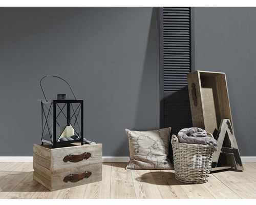Dekorative Szene mit Laterne, Kissen, Korb und Holzkisten