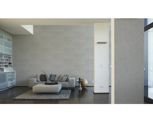 Wohnzimmer mit Sofa, Teppich und Regalen