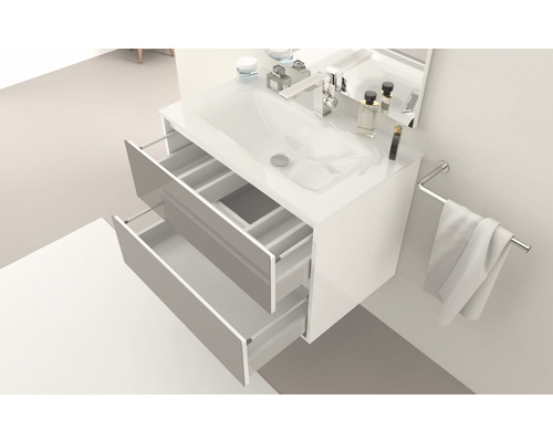 Waschtisch mit offenen Schubladen, Armatur und Handtuchhalter