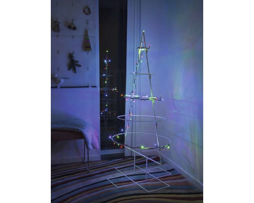 LED Lichterkette Konstsmide 3,43 m + Zuleitungslänge 3 m 50 Micro LEDs Lichtfarbe bunt Dekorativer, minimalistischer Weihnachtsbaum aus Metall mit Lichterkette im Wohnzimmer.