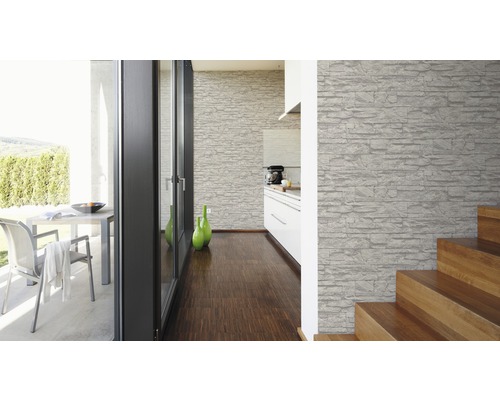 Innenraum mit Steintapete, Holzboden und Treppe