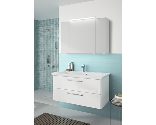 Badezimmer mit Waschbeckenunterschrank, Waschbecken, Spiegelschrank und Dusche