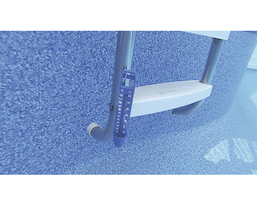 Poolthermometer befestigt an einer Poolleiter im Wasser