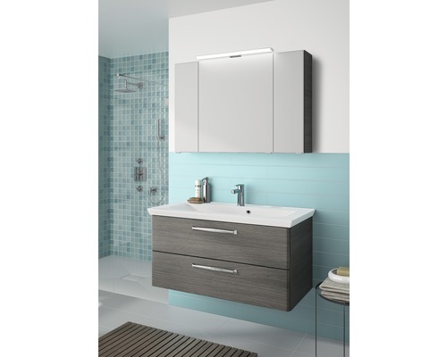 Badezimmer mit Waschtischunterschrank, Waschbecken, Spiegelschrank und Dusche