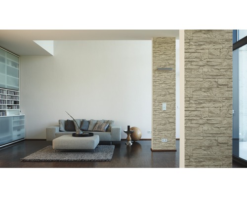 Heller Wohnraum mit Sofa, Teppich und Wandpaneelen in Steinoptik