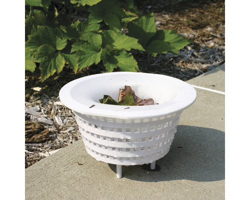 Weißer Poolskimmerkorb mit Blättern auf Betonboden