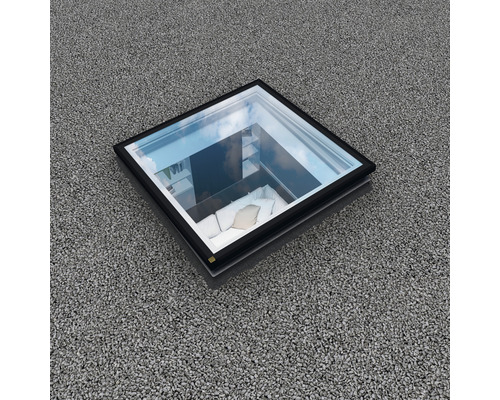 Quadratische Dachluke mit Blick auf ein modernes Interieur