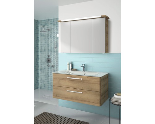 Badezimmer mit Waschtischunterschrank, Waschtisch und Spiegelschrank