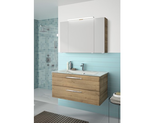 Helles Badezimmer mit Waschtischunterschrank, Spiegel und Dusche