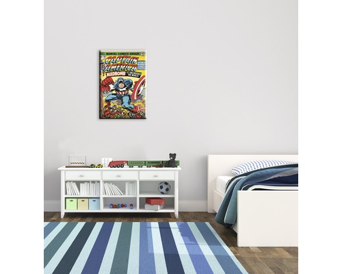 Kinderzimmer mit Captain America Comic Wandbild, Kommode und Bett.