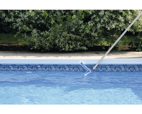 Schwimmbecken wird mit Poolbürste gereinigt