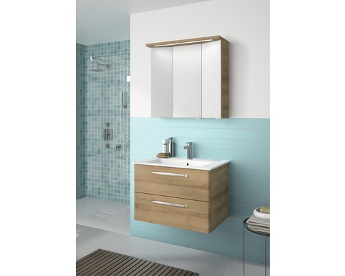 Badezimmer mit Waschbeckenunterschrank, Spiegelschrank und Dusche