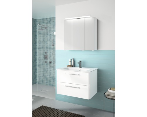 Badezimmer mit Waschbeckenunterschrank, Spiegelschrank und Dusche