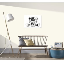 Wohnraum mit Bank, Lampe, Tisch und einem Wandbild mit Mickey Mouse und Minnie Mouse