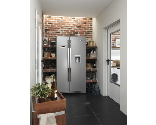 Küche mit Side-by-Side Kühlschrank, Regalen, Ziegelwand und schwarzem Fliesenboden