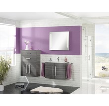 Badezimmer mit Waschtischunterschrank, Spiegelschrank, Hochschrank und Dusche