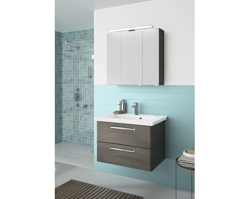 Badezimmer mit Waschtischunterschrank, Waschbecken, Spiegelschrank und Beleuchtung