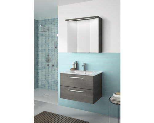 Modernes Badezimmer mit Waschbeckenunterschrank und Spiegelschrank mit Beleuchtung