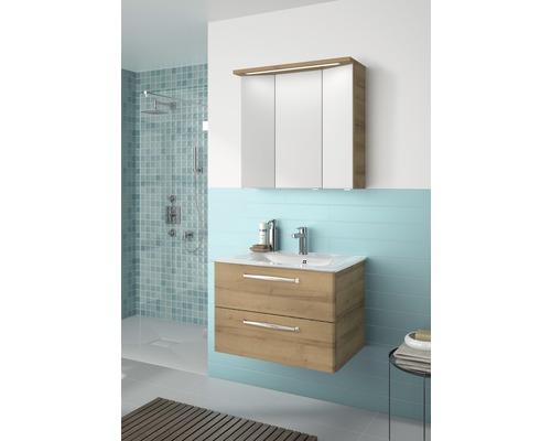 Badezimmer mit Waschtischunterschrank, Waschbecken und Spiegelschrank