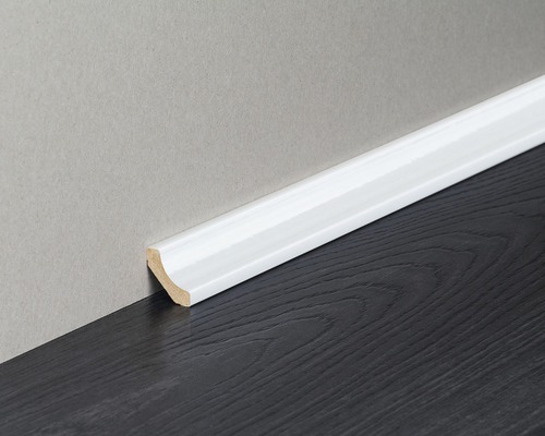 Weiße Sockelleiste aus Holz an Wand und Boden