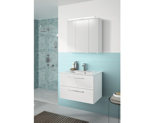 Badezimmer mit Waschbeckenunterschrank, Spiegelschrank und Dusche