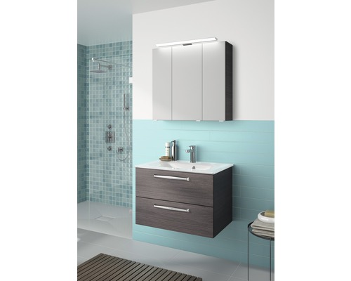 Badezimmer mit Waschtischunterschrank, Aufsatzwaschbecken und Spiegelschrank mit Beleuchtung