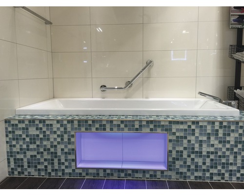Eingebaute Badewanne mit Mosaikfliesen, Haltegriff und Ablagefach mit Beleuchtung