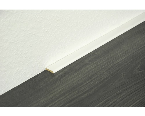 Sockelleiste aus Kunststoff an Wand und Boden