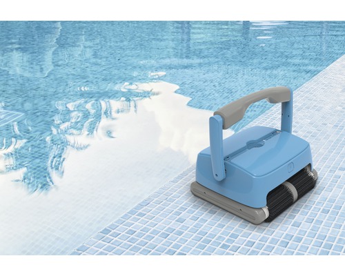 Automatische Poolreinigungsmaschine am Schwimmbeckenrand