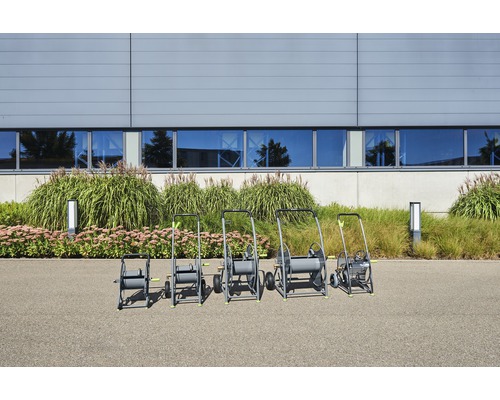 Mehrere Schlauchwagen unterschiedlicher Größe vor einem Gebäude.