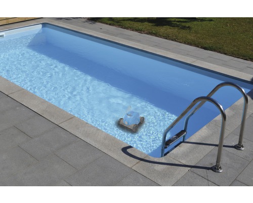 Schwimmbecken mit Poolreiniger und Leiter