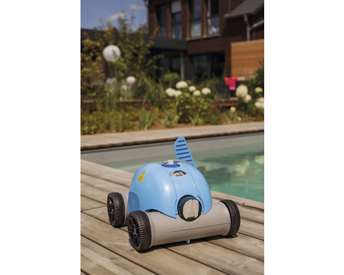 Poolreinigungsroboter auf Holzdeck neben einem Pool