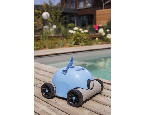 Poolroboter zur Reinigung von Schwimmbecken auf einer Holzterrasse