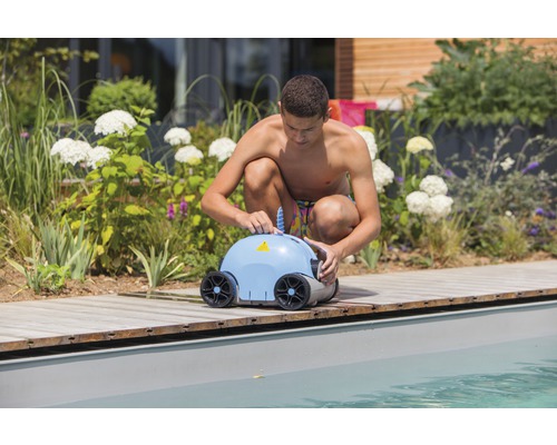 Ein Mann bereitet einen Poolroboter für die Reinigung vor.