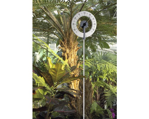 Außenthermometer mit Stab im Garten