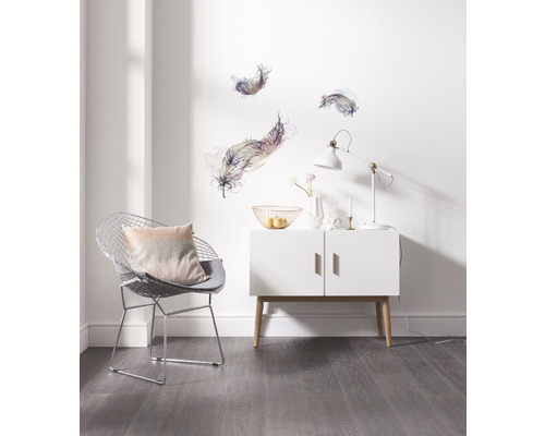 Helle Inneneinrichtung mit Feder Wandtattoos, Stahldrahtstuhl und weißem Schrank