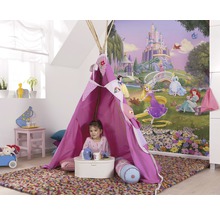 Kinderzimmer mit rosa Tipi Zelt, Spielteppich und Tapete mit Disney Prinzessinnen Motiv.